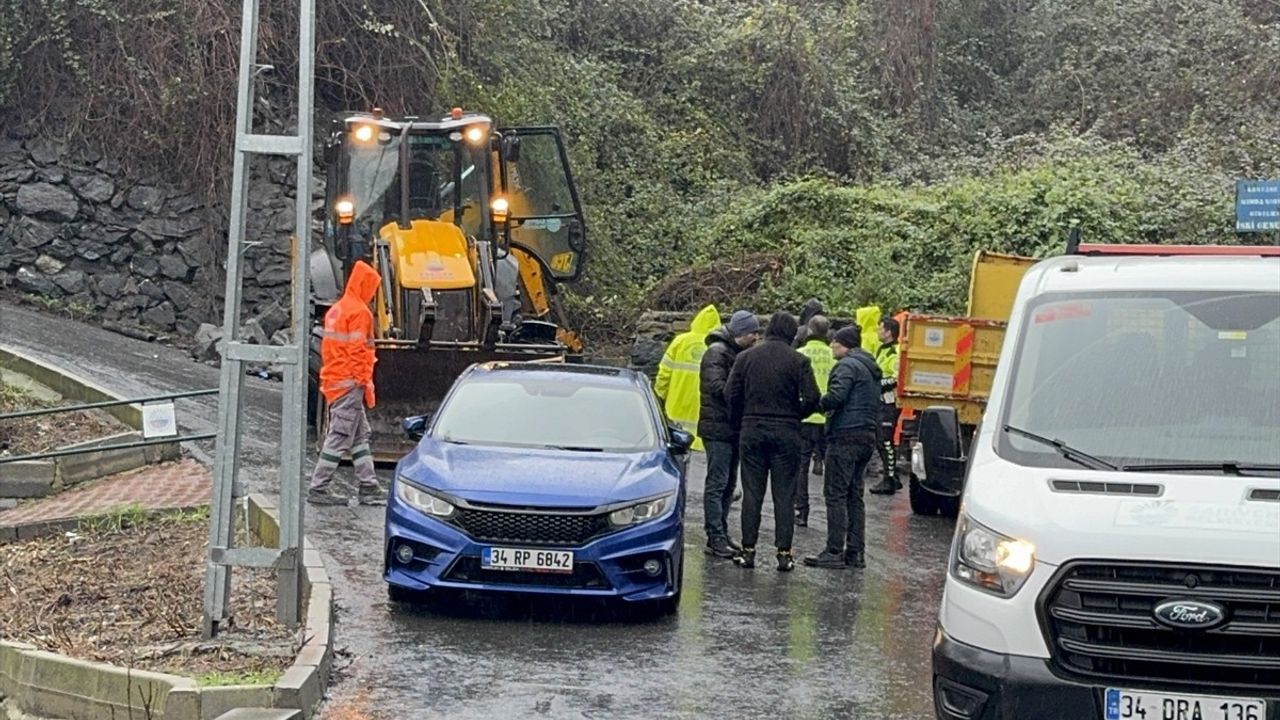 Sarıyer'de Yağışlar İstinat Duvarını Yıktı