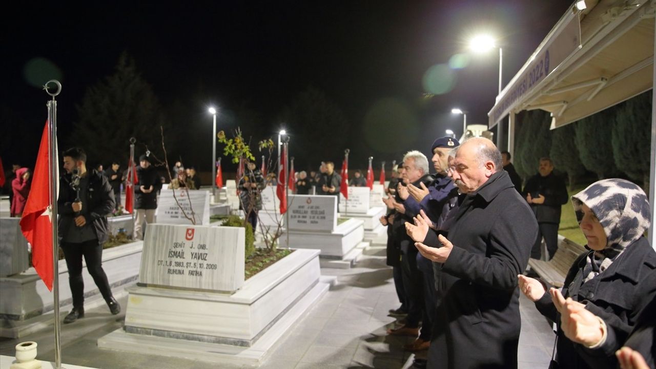 Şehit Aileleri Çorum Şehitliği'nde Yeni Yıla Girdi