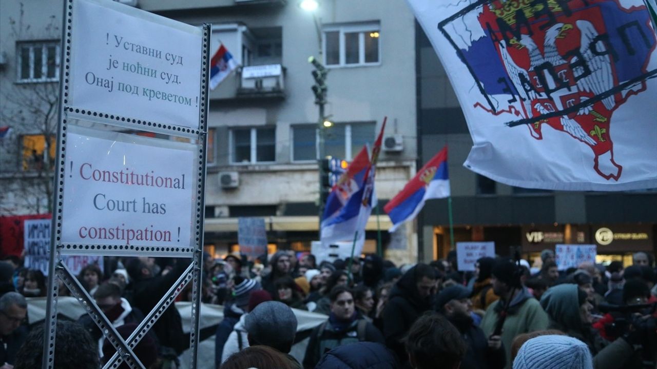 Sırbistan'da Öğrenciler Anayasa Mahkemesi Önünde Protesto Düzenledi