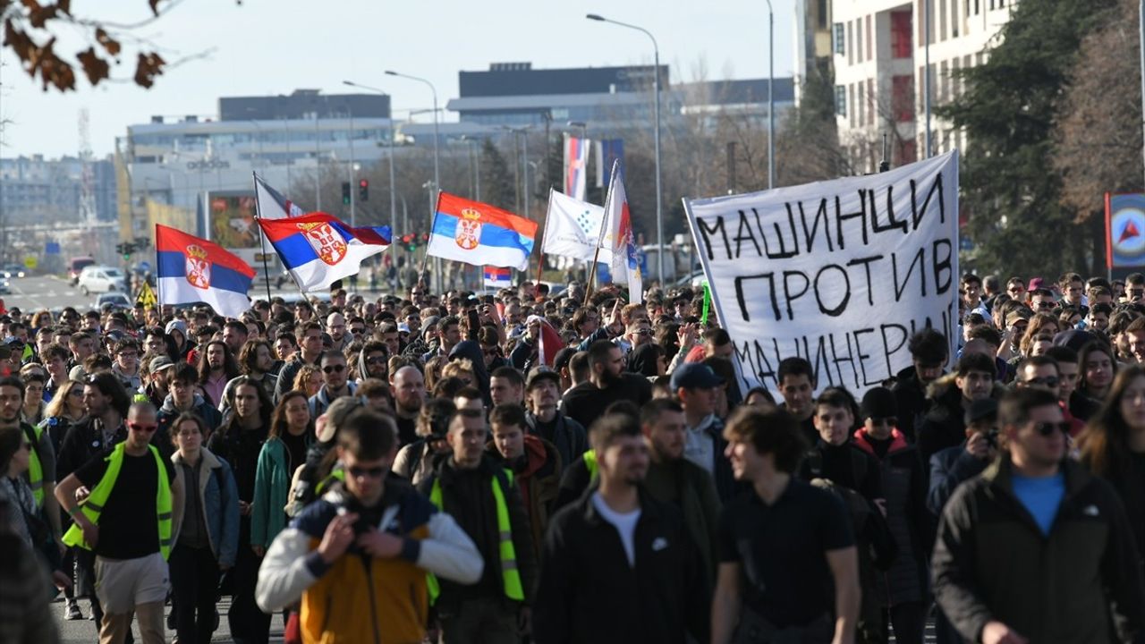 Sırbistan'da Öğrenciler Kazayı Protesto İçin Yürüyüşe Geçti