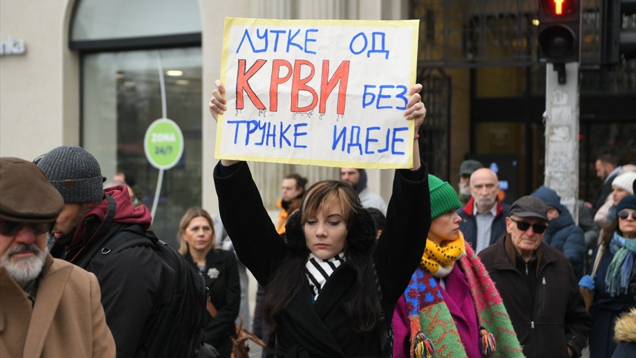 Sırbistan'da Tren Kazası Protestoları Yayılıyor