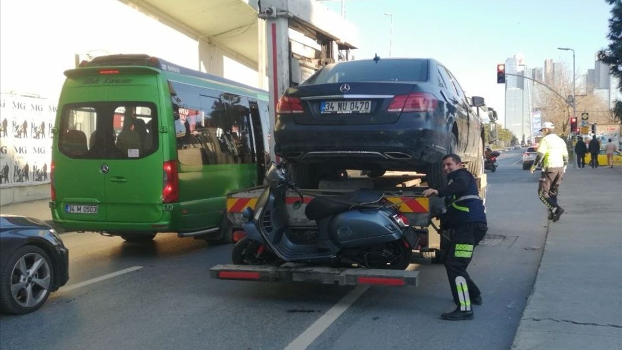 Şişli'de Otomobilin Çarptığı Motosikletli Yaralandı