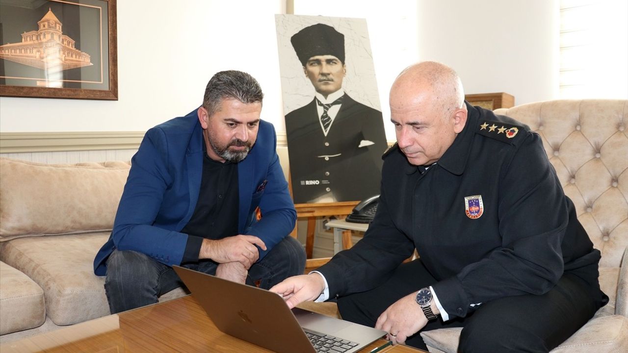 Sivas Emniyet Müdürü ve Jandarma Komutanı Anadolu Ajansı'nın Oylamasına Katıldı