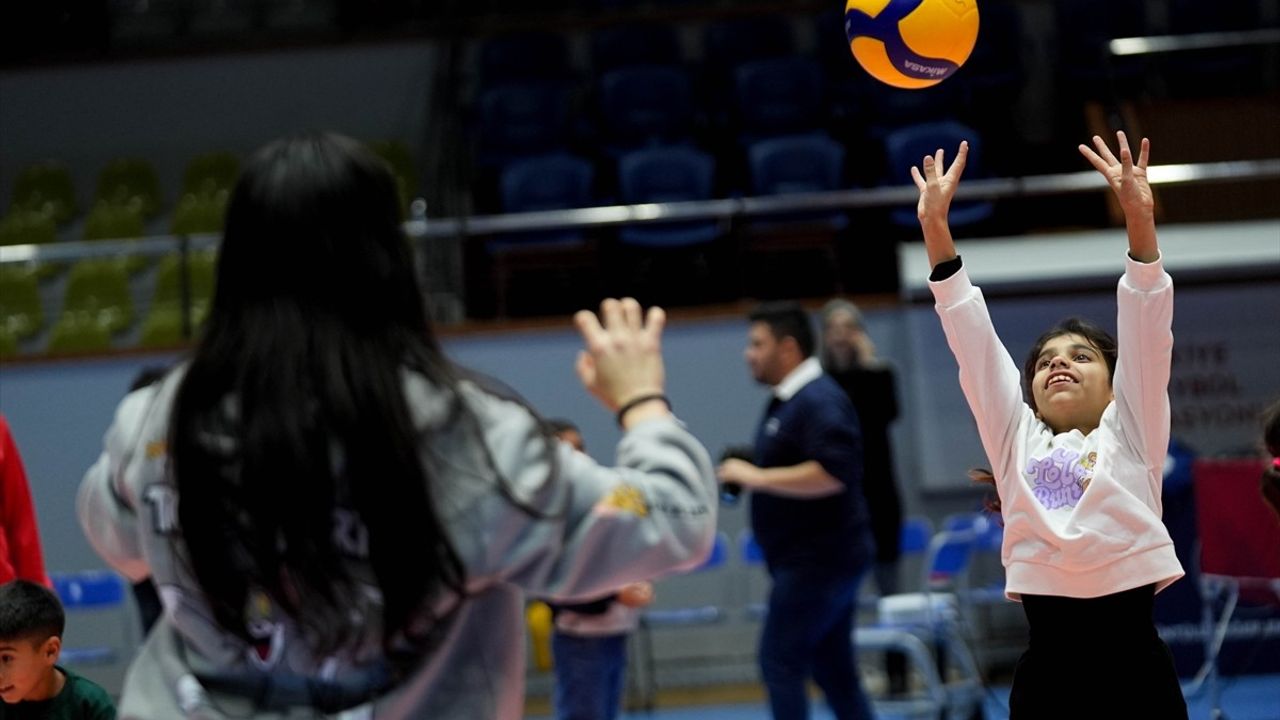 Soğan Torbalarından Voleybol Filesi: Öğrencilerin İzmir Macerası