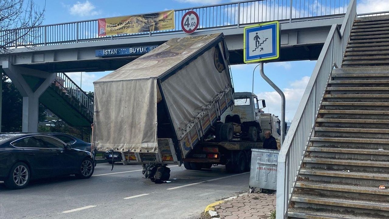 Sultanbeyli'de Üst Geçide Çarpan Kamyon, Trafiği Kilitledi