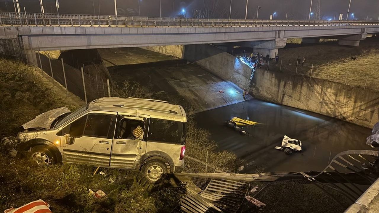 Sultangazi'de Kamyon Dereye Düştü: 3 Yaralı