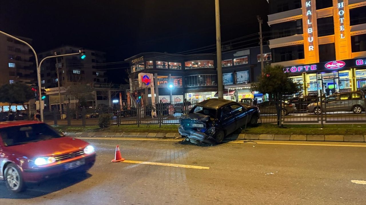 Trabzon'da Tırla Çarpışan Otomobilin Sürücüsü Yaralandı