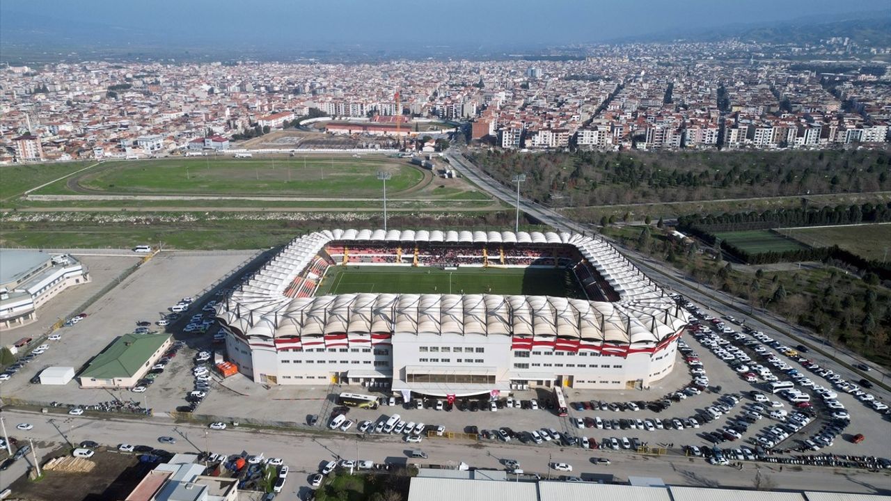Turgutlu Şehir Stadı'nda Tarihi Maç