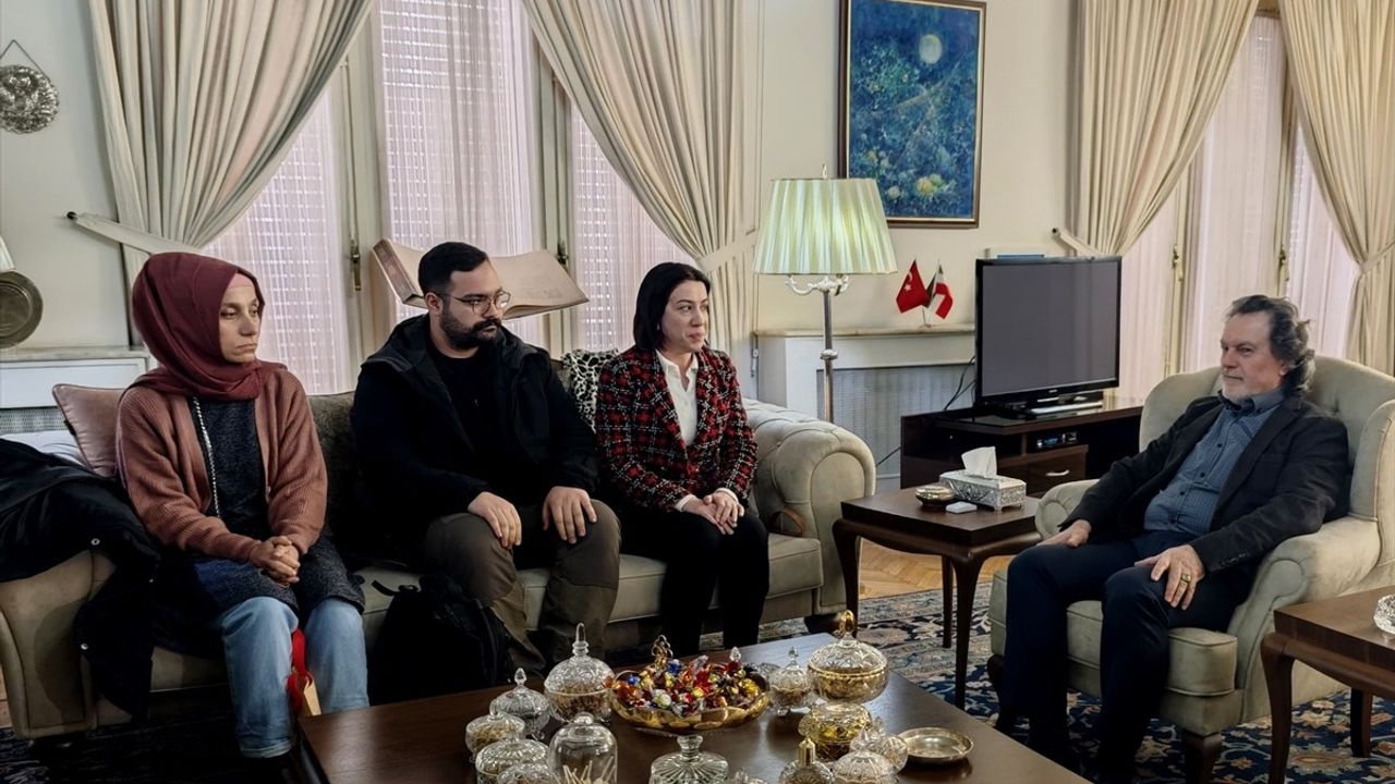 Türk Öğrenciler Tahran Büyükelçiliğini Ziyaret Etti