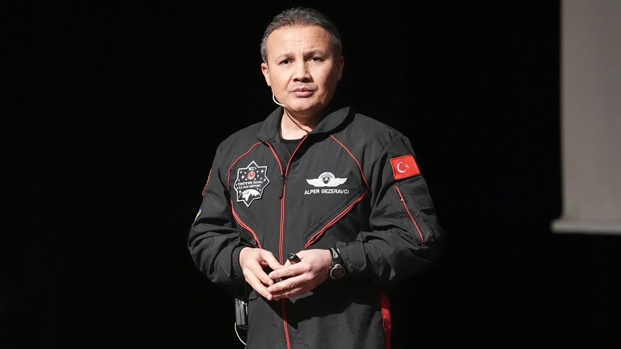 Türkiye'nin İlk Astronotu Alper Gezeravcı, Bahçelievler'de Öğrencilerle Buluştu