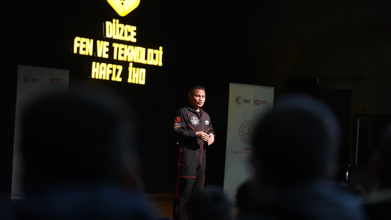 Türkiye'nin İlk Astronotu Alper Gezeravcı, Düzce'deki Öğrencilerle Buluştu