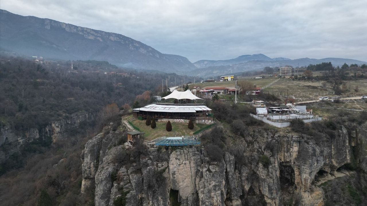 Türkiye'nin İlk Cam Seyir Terası Ziyaretçi Rekoru Kırdı