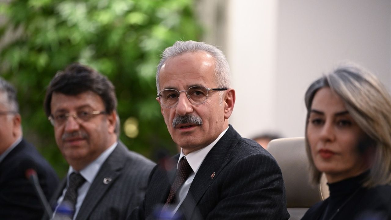 Ulaştırma ve Altyapı Bakanı Uraloğlu İranlı Meslektaşı ile Görüştü