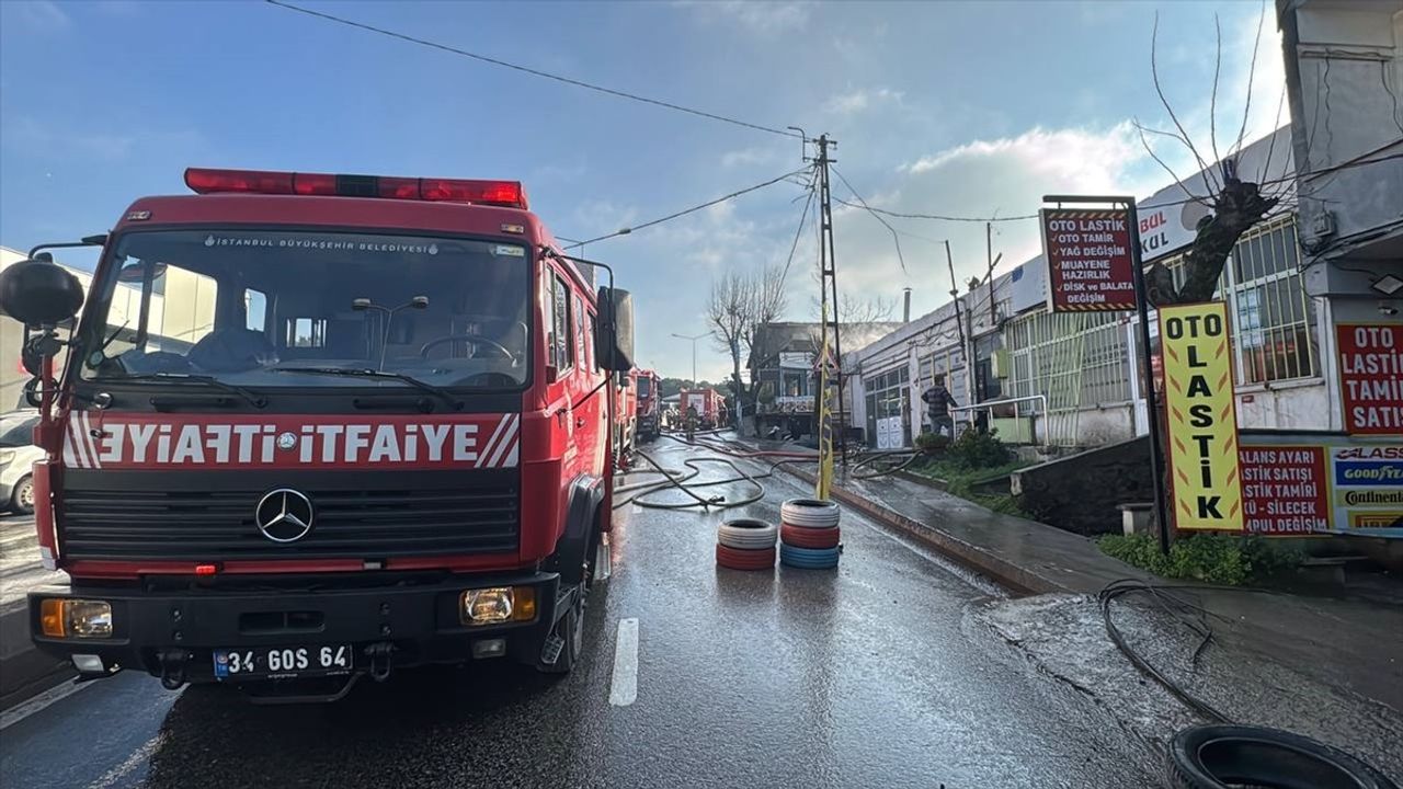 Ümraniye'de Çatı Yangını Kontrol Altına Alındı