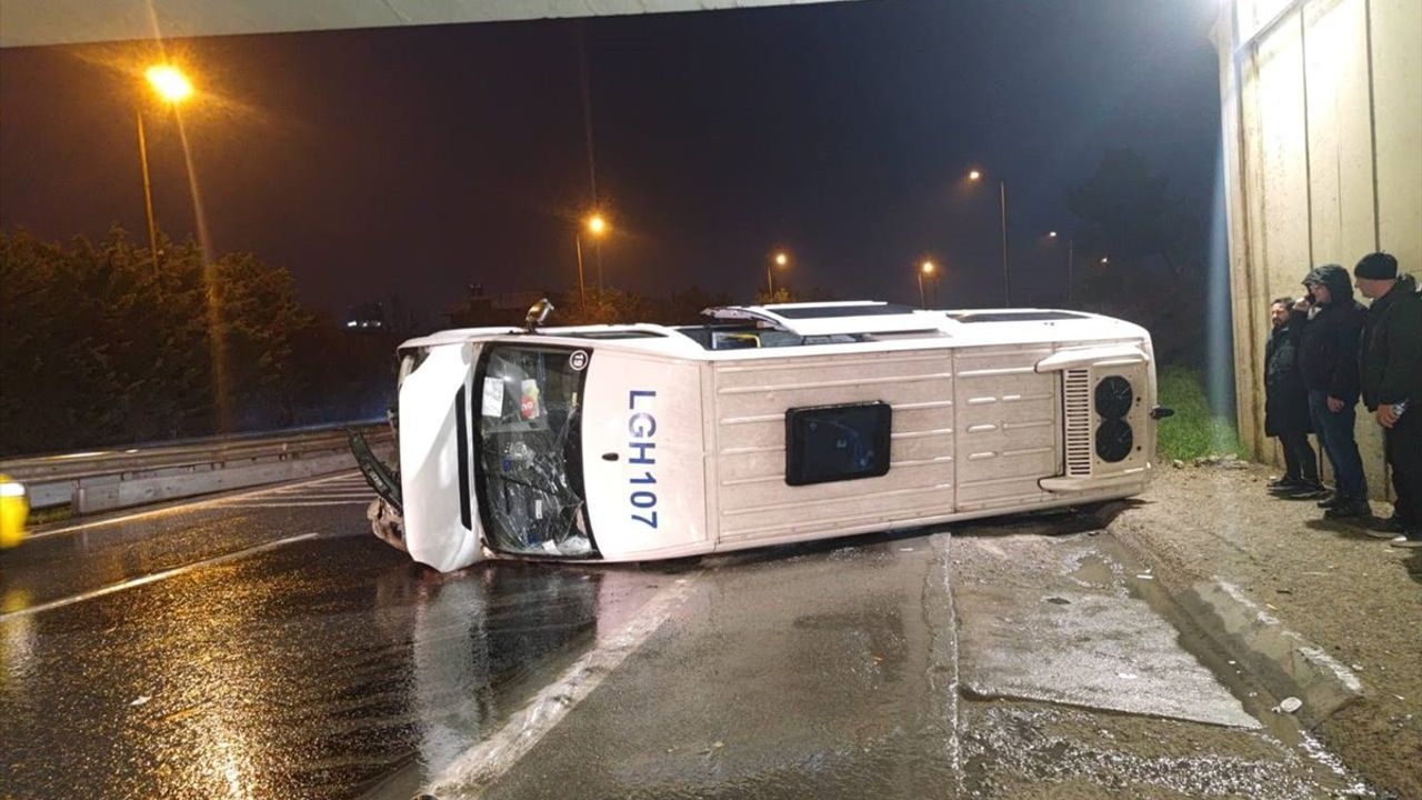 Ümraniye'de Servis Minibüsü Devrildi, 7 Yaralı