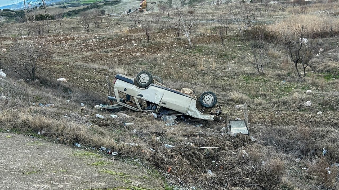 Uşak'ta Tarlaya Devrilen Araçta Sürücü Yaralandı