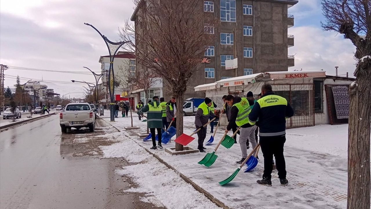 Van, Bitlis ve Muş'ta Kar Sebebiyle 293 Yerleşim Yeri Ulaşımını Kayıp Etti