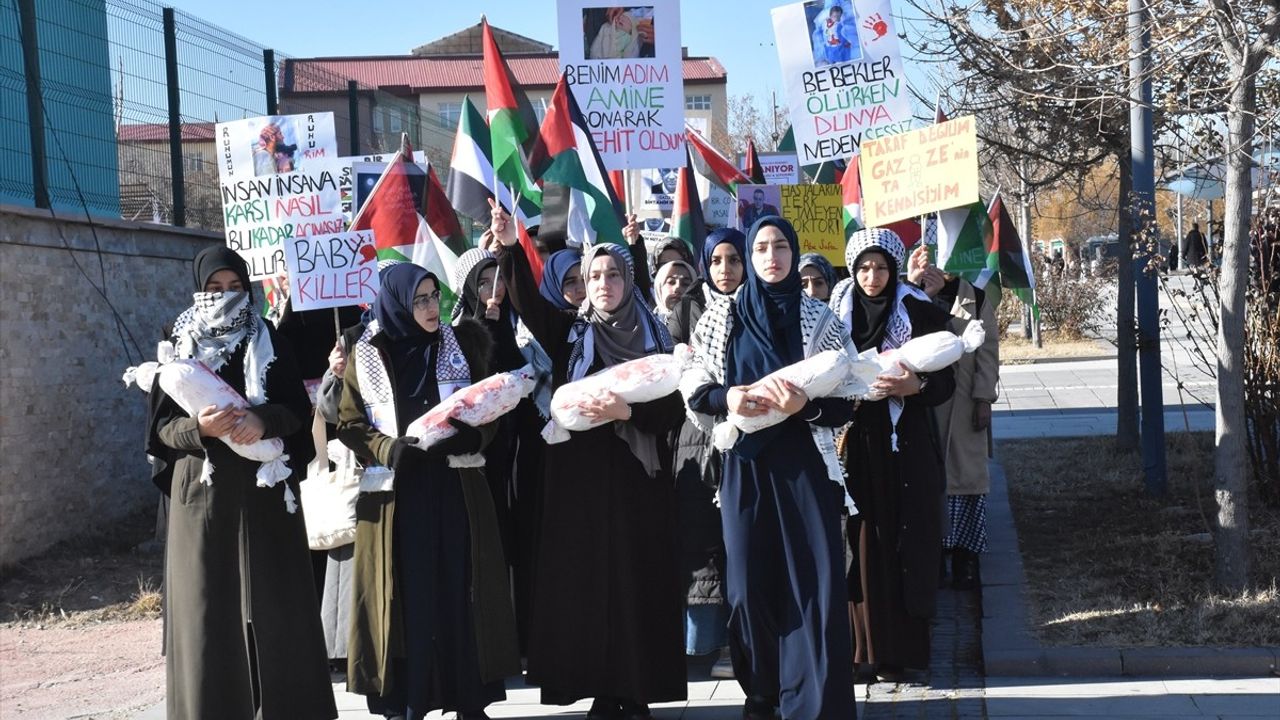 Van'da Filistin İçin Yürüyüş Düzenlendi