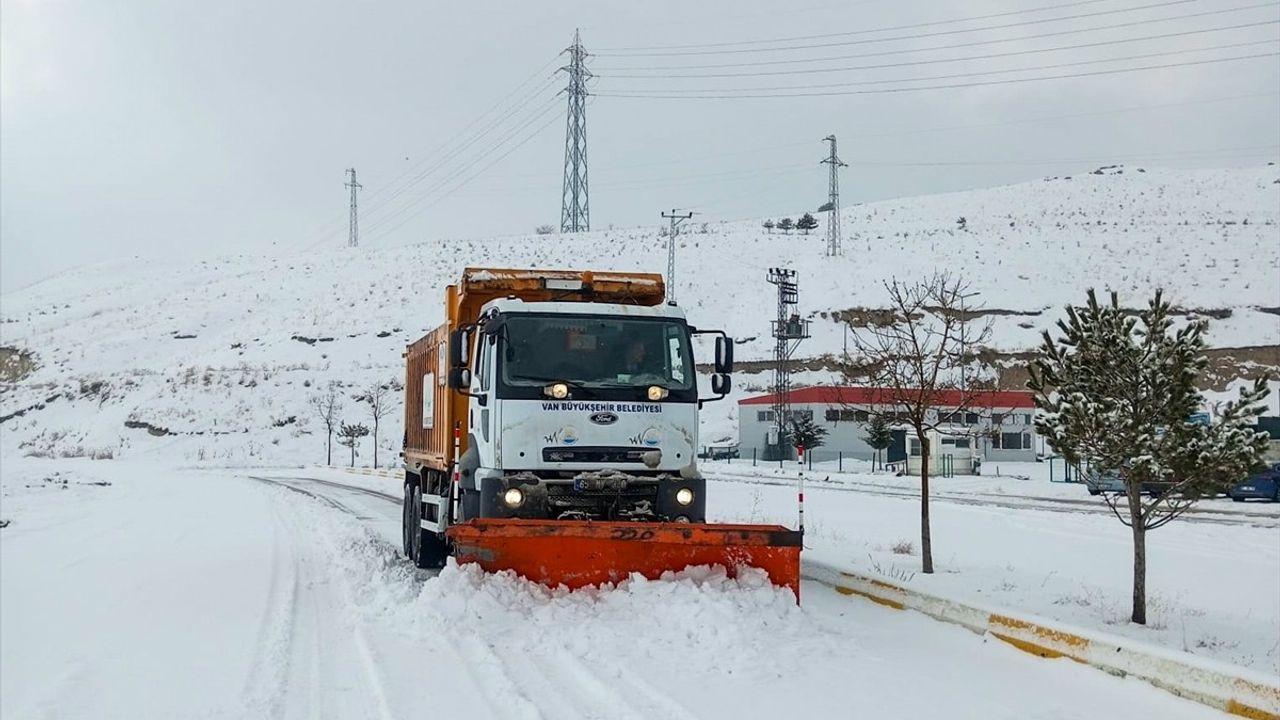 Van'da Kapanan Yerleşim Yerleri Ulaşıma Açıldı