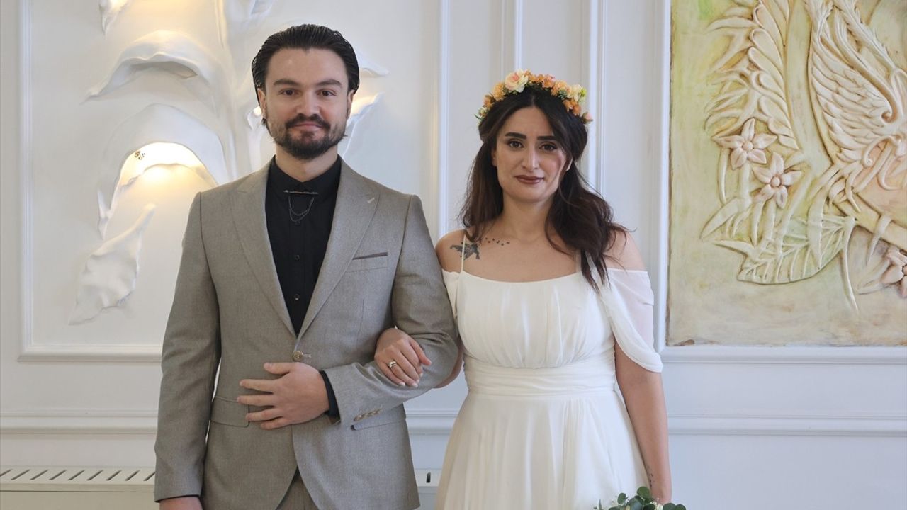 Van'da Öğretmen Çiftin Nikahında Dayanışma Rüzgarı