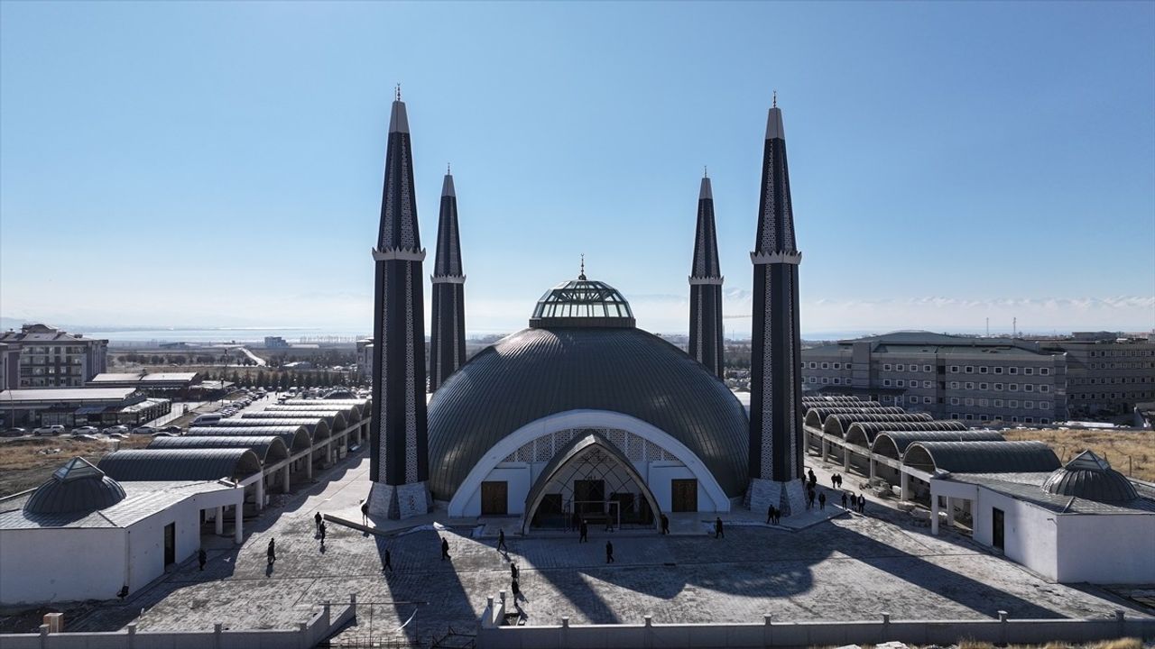 Van'da Tıbbiye Cami ve Külliyesi'nde İlk Cuma Namazı Kılındı