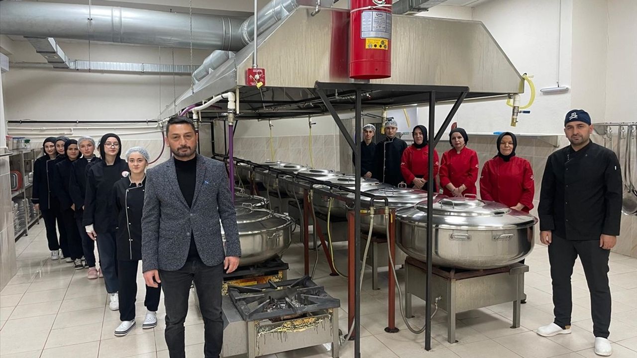 Vezirköprü'deki Meslek Lisesi Günde 4 Bin 500 Kişiye Yemek Hazırlıyor