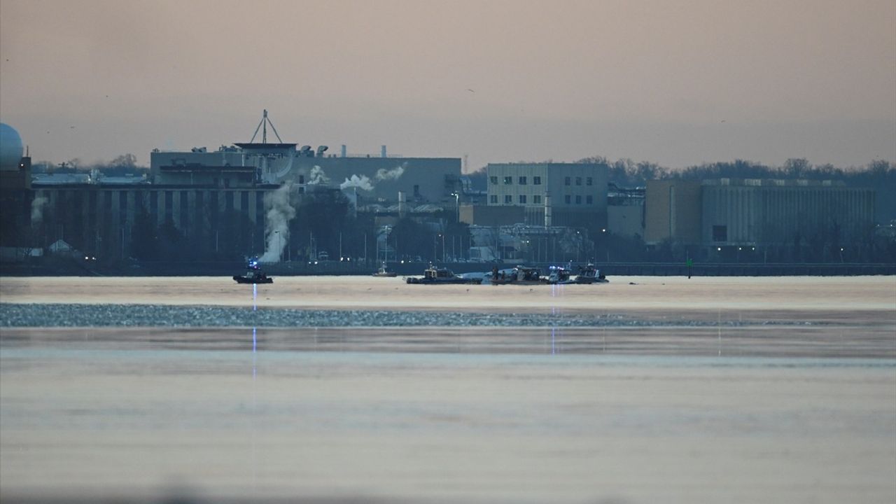 Washington'da Uçak ve Helikopter Çarpıştı