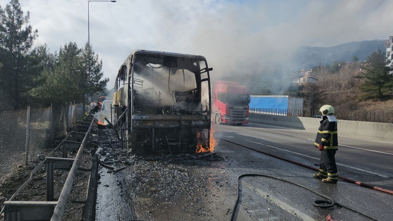 Yalova'ya Giden Yolcu Otobüsü Adana'da Yandı