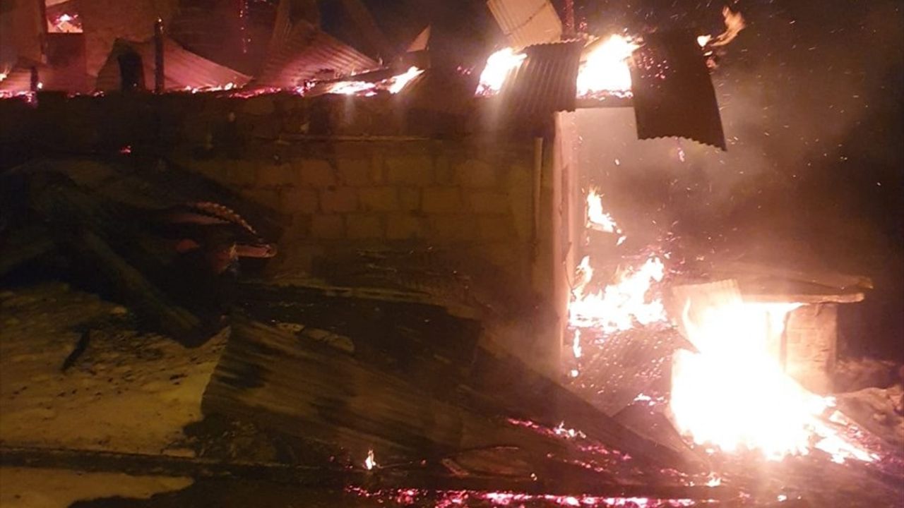 Yangın Erzurum'da Yaşlı Çiftin Evini Sardı