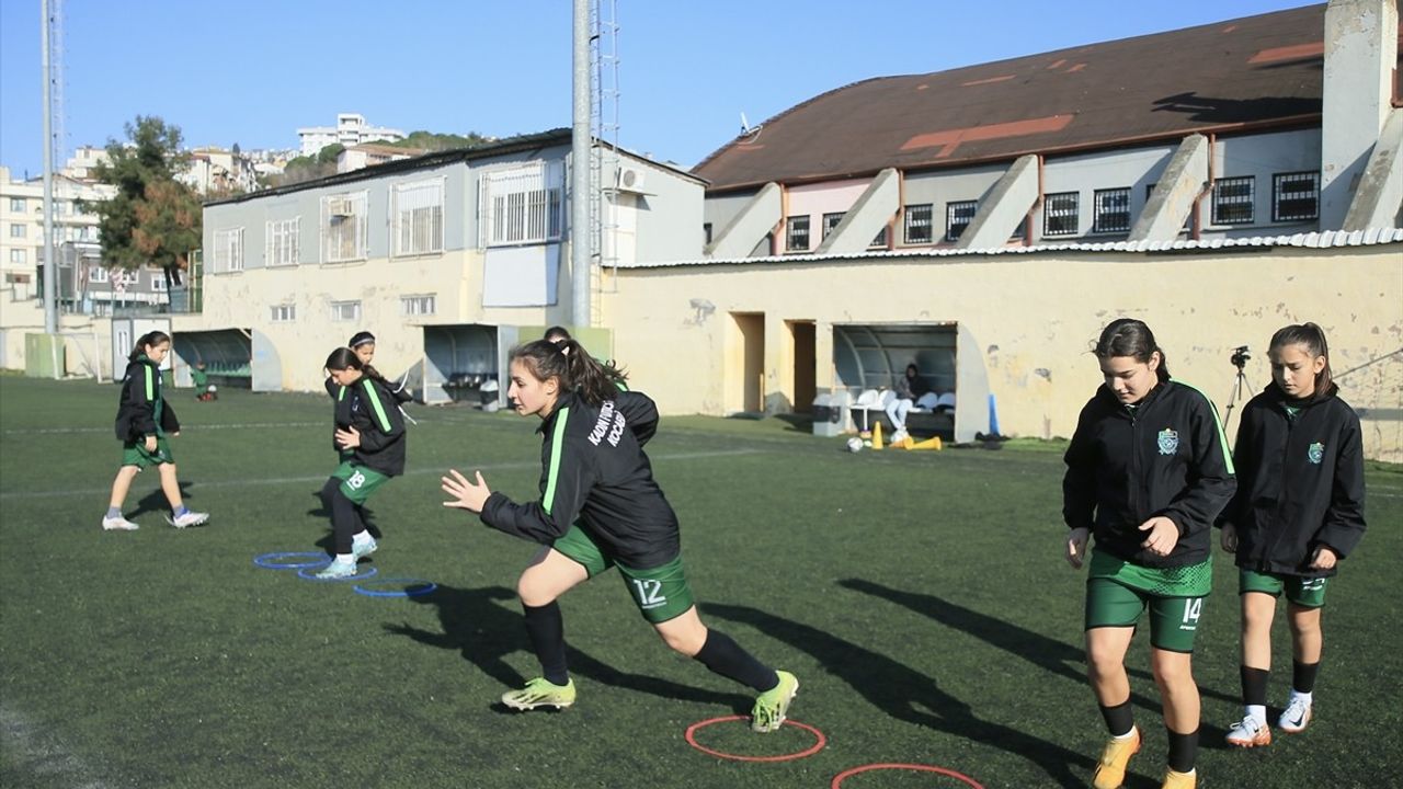 Yeşil Sahanın Yıldızları: Kocaeli Kadın Futbol Kulübü'nün Şampiyon Gençleri