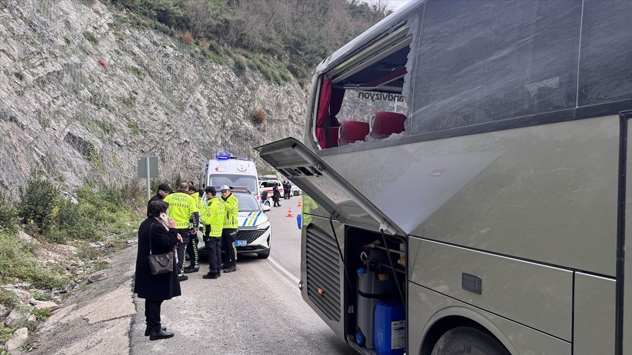 Zonguldak'ta Yolcu Otobüsü Tünel Duvarına Çarptı