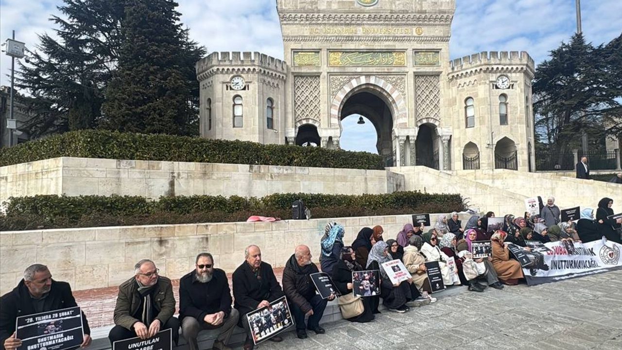 28 Şubat Gönüllüleri Platformu, Unutulmayan 28. Yılı Anmak İçin Beyazıt Meydanı'nda Toplandı