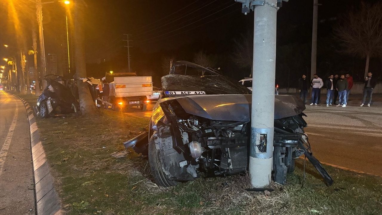 Adana'da Ağaca Çarparak İkiye Ayrılan Otomobilin Sürücüsü Yaralandı