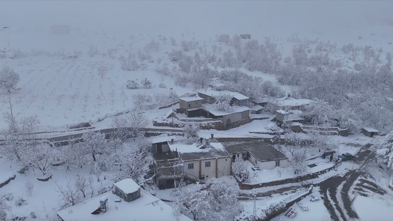 Adıyaman'da Kar Yağışı Sebebiyle 49 Köy Yolu Ulaşıma Kapandı