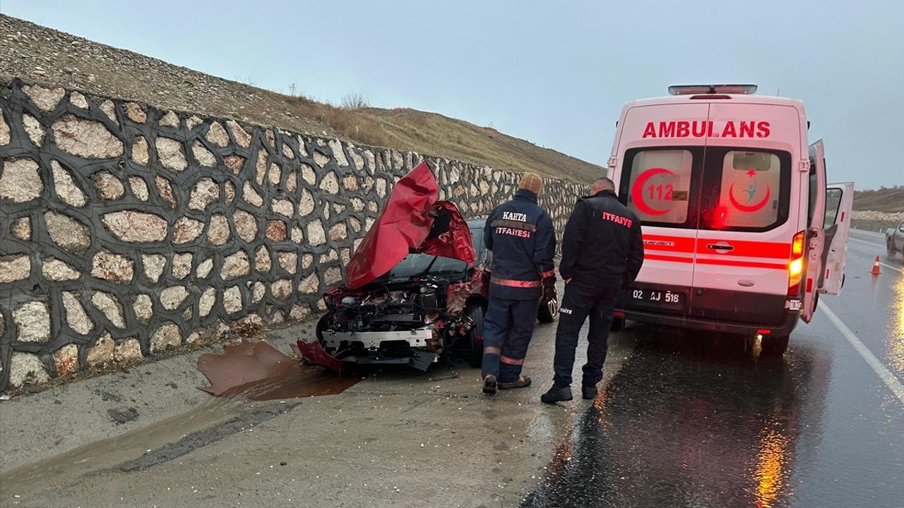 Adıyaman'da Otomobil ile Traktör Çarpıştı: 5 Yaralı