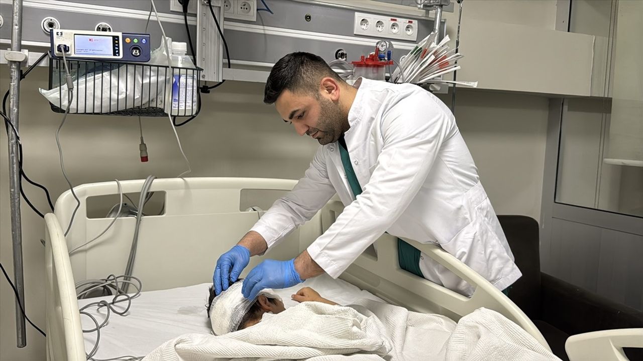 Adıyaman'da Sahipsiz Köpeklerin Saldırısına Uğrayan Çocuk Hastanede Tedavi Ediliyor