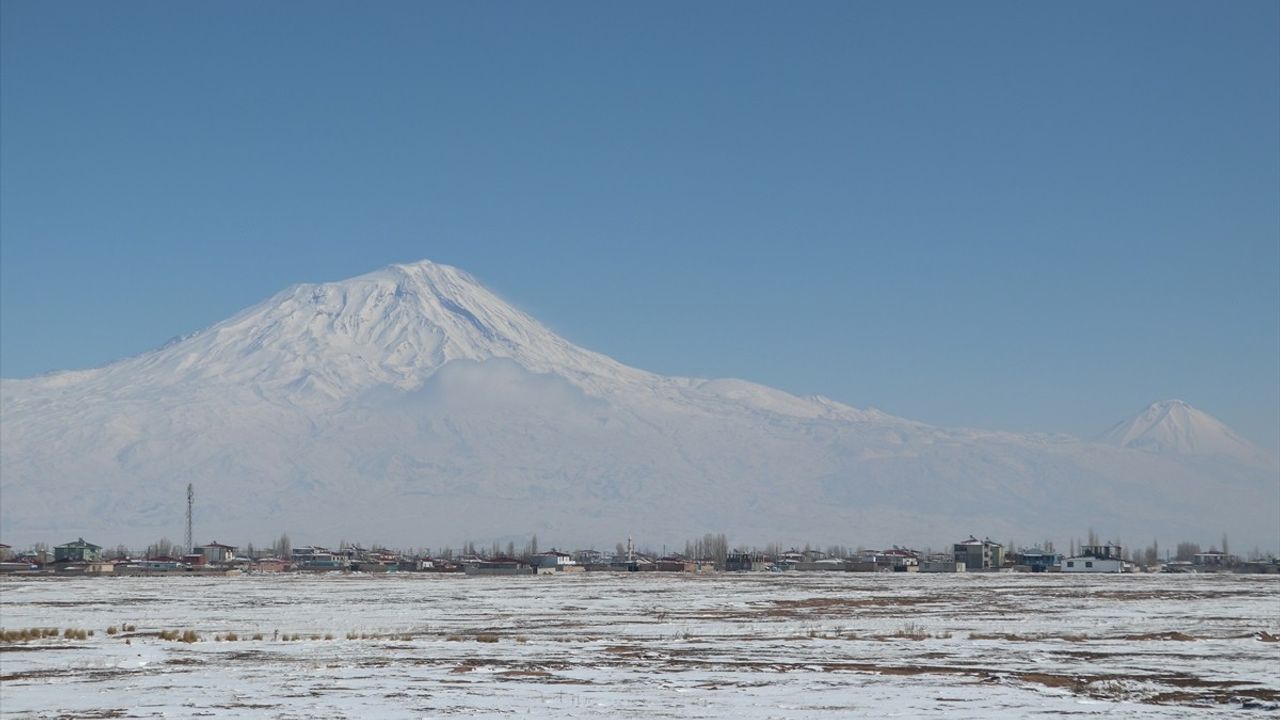 Ağrı Dağı Karla Kaplandı