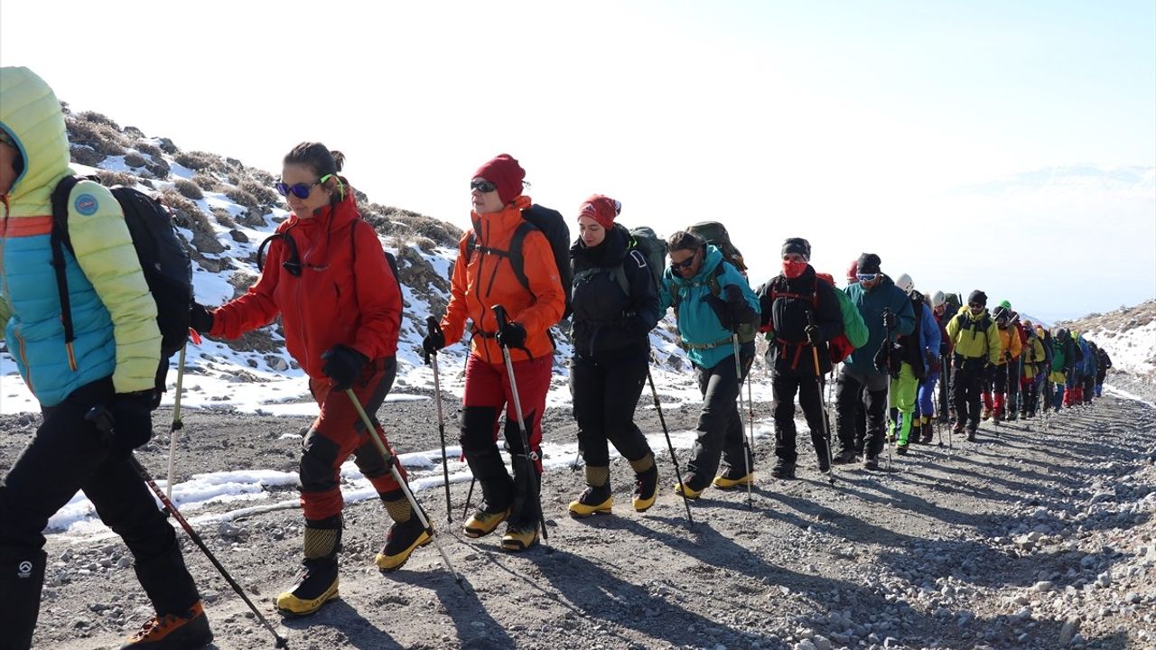 Ağrı Dağı'na Kış Tırmanışı Başarıyla Tamamlandı