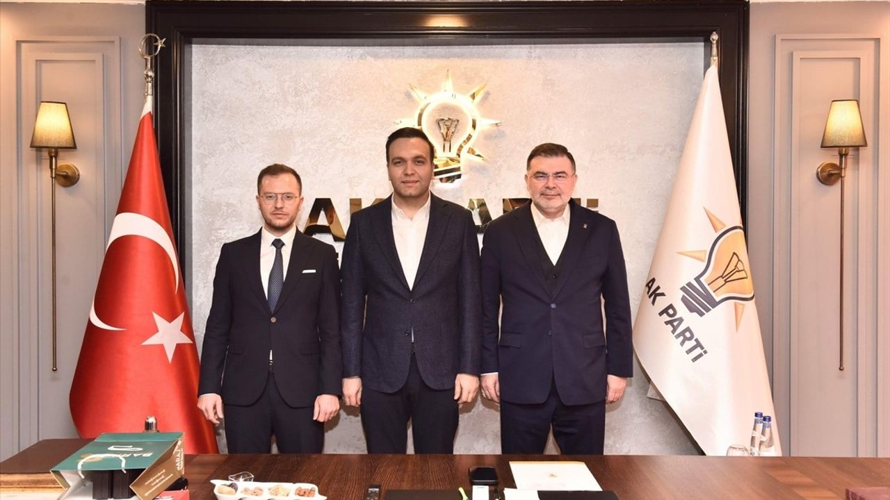 AK Parti Gençlik Kolları Genel Başkanı Yusuf İbiş İzmir'de Gençlerle Buluştu