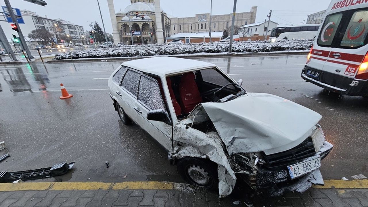 Aksaray'da Trafik Kazası: 4 Yaralı