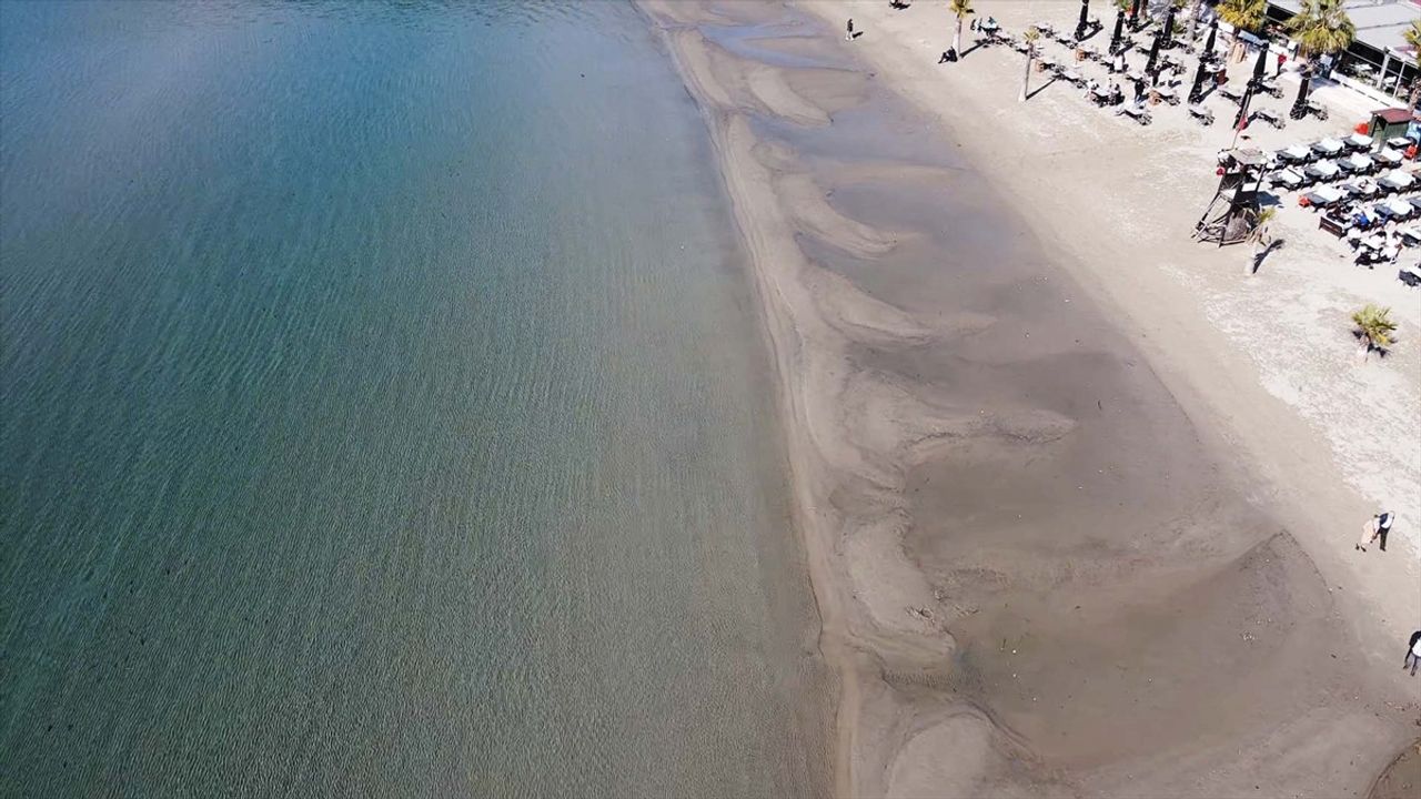 Akyaka Sahilinde Deniz Suyu 30 Metre Çekildi