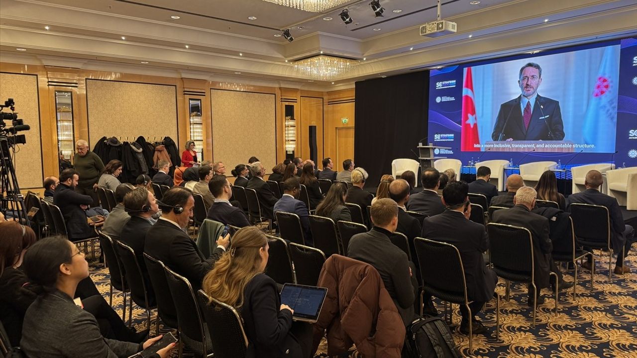 Almanya'da 'Daha Adil Bir Dünya Mümkün' Paneli Gerçekleşti