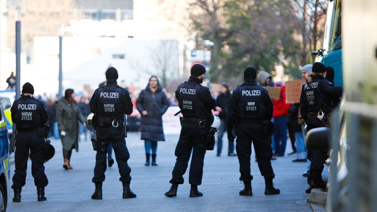 Almanya'da Friedrich Merz'e Protesto