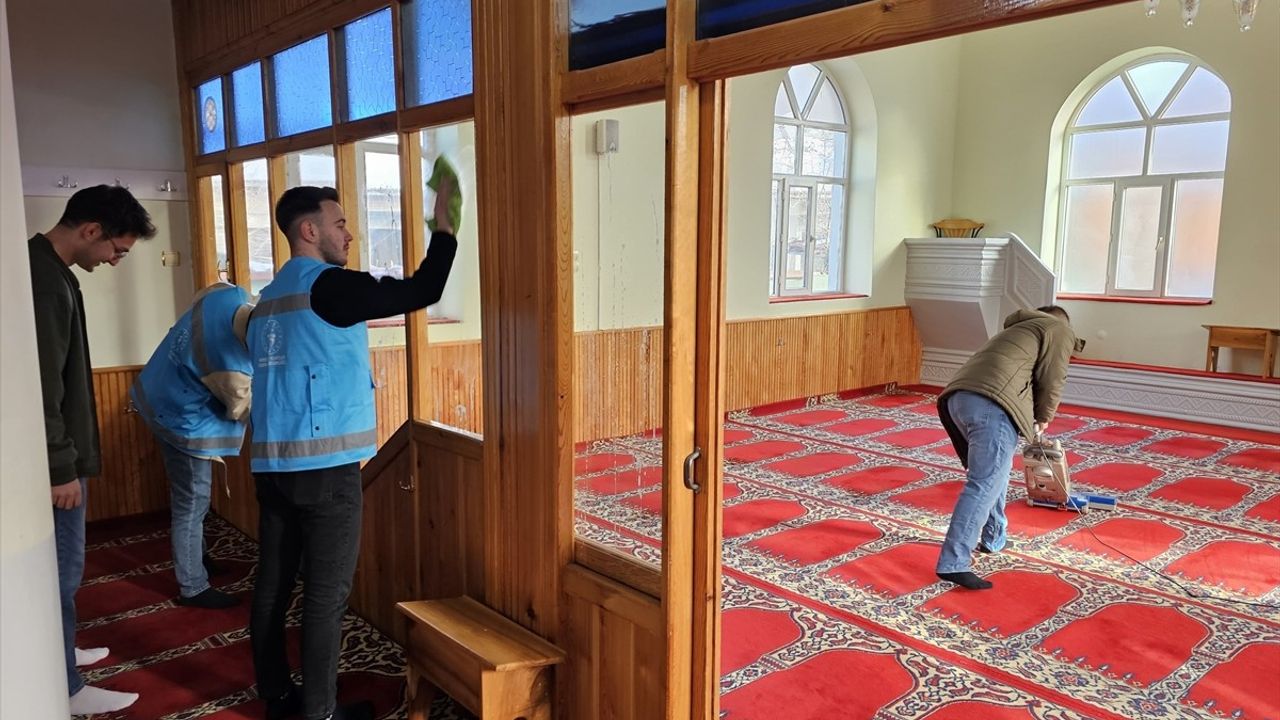 Amasya'da Öğrenciler Ramazan Temizliği Gerçekleştirdi