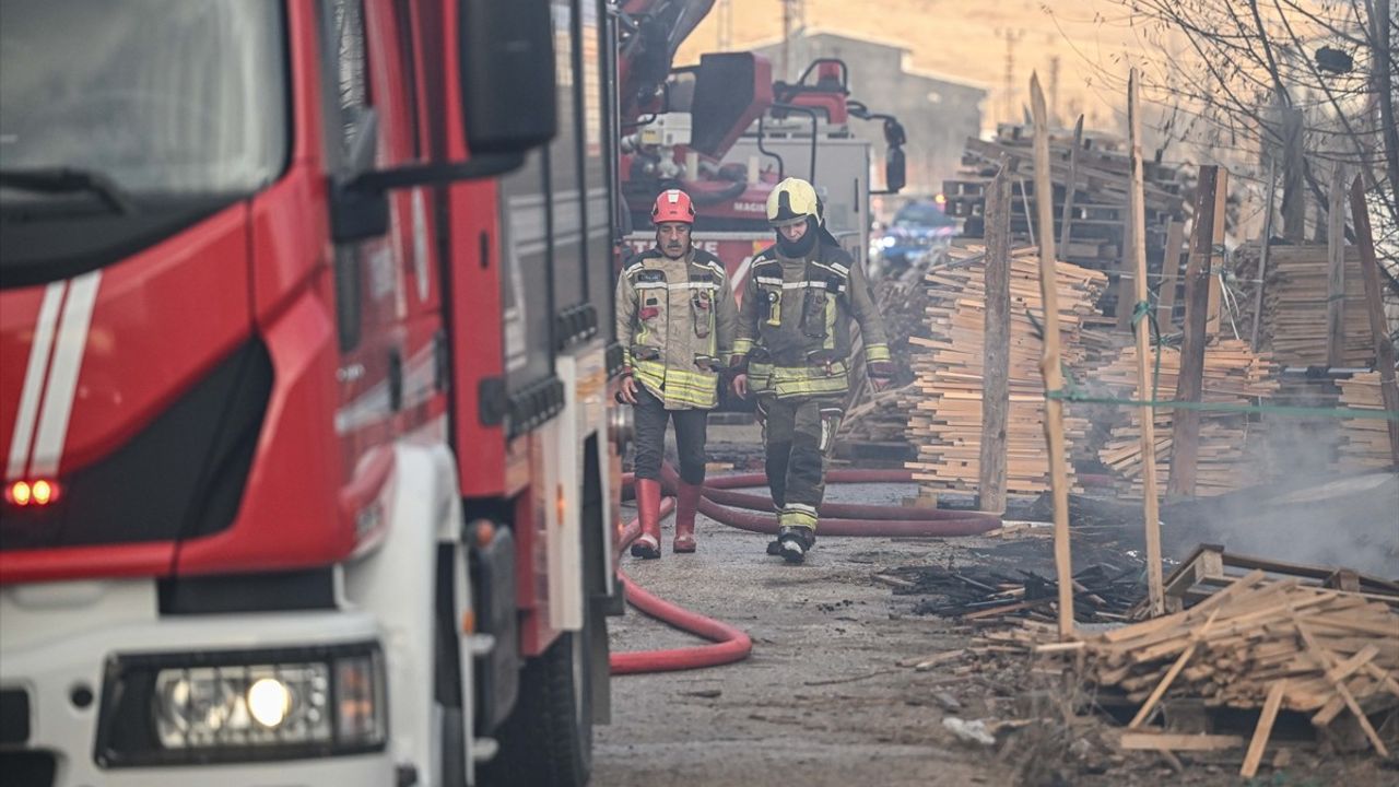 Ankara'da 3 Katlı İş Yerinde Yangın