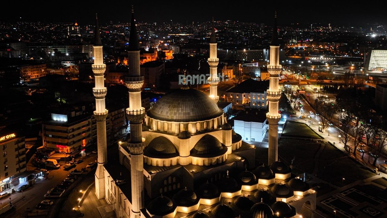 Ankara'daki Camiler Ramazan'a Mahyalarla Hazırlanıyor