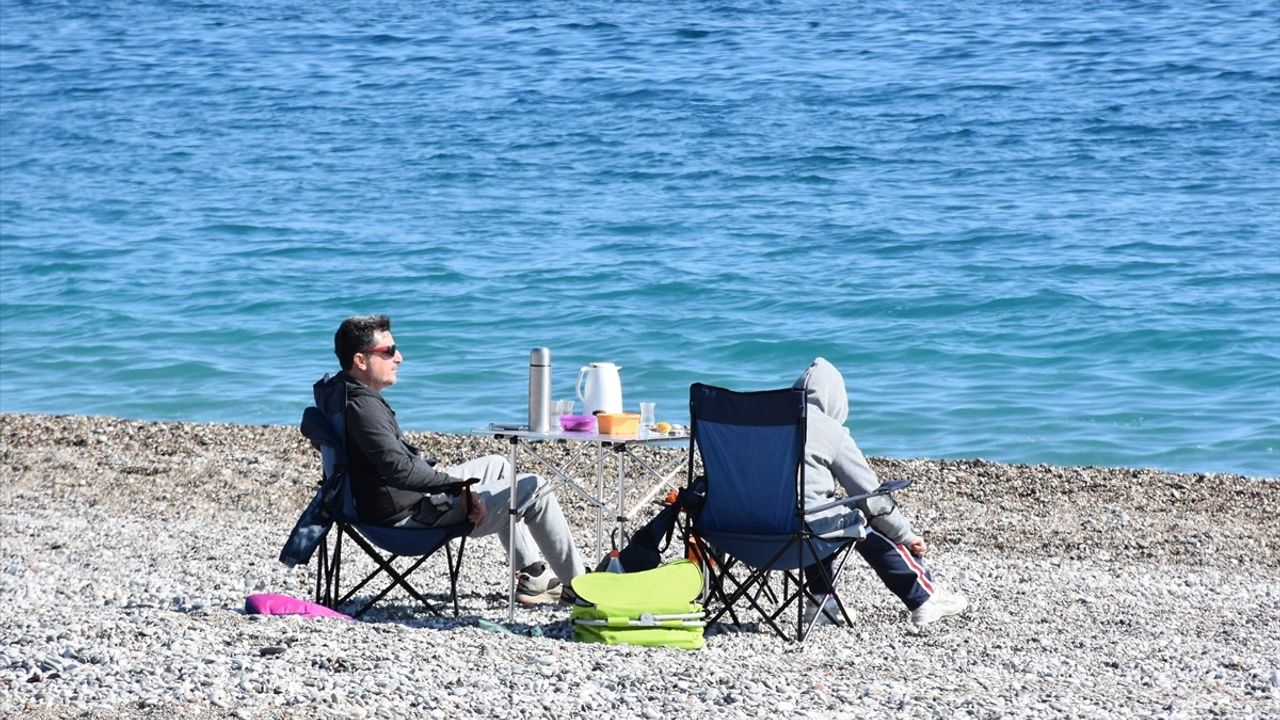 Antalya'da Güneşli Haftasonu Yoğunluğu