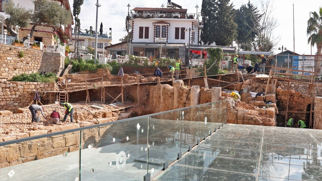 Antalya'da Hıdırlık Kulesi'nde Yazıtlı Mozaik Bulundu