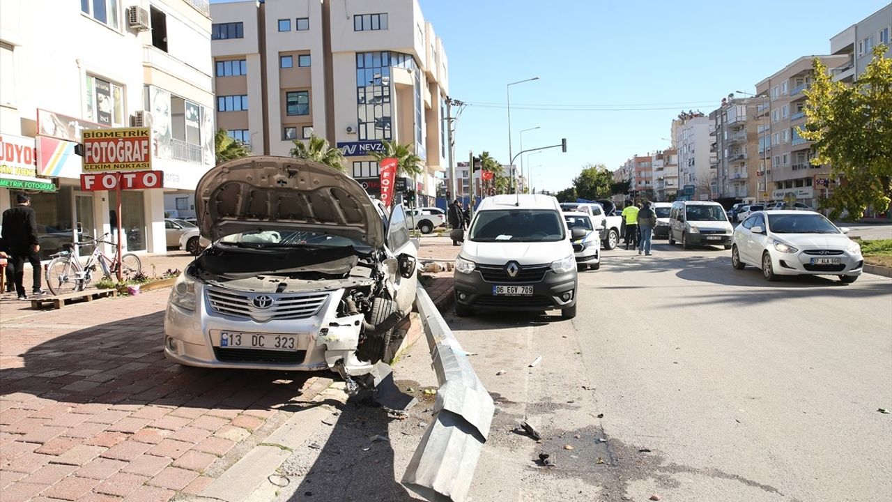 Antalya'da İki Otomobilin Çarpışması Sonucu 3 Kişi Yaralandı