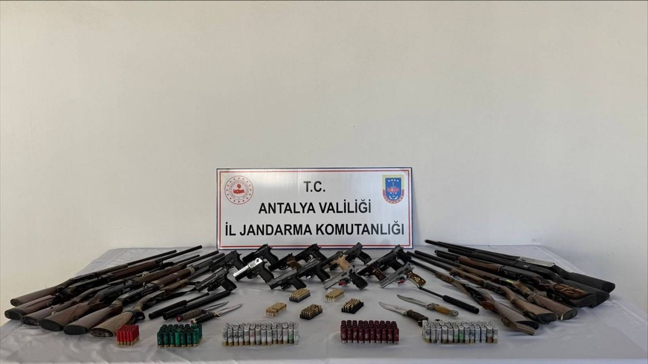 Antalya'da Jandarma Eş Zamanlı Operasyon Düzenledi